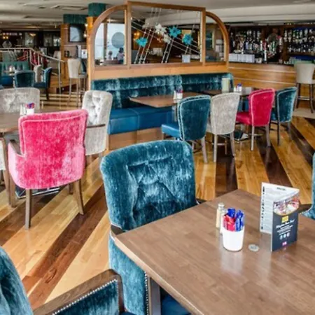 Allingham Arms Hotel-2