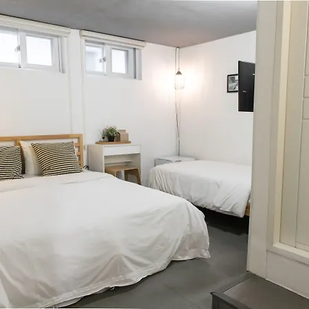 Queen House Hongdae-3