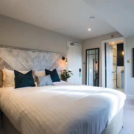 The Lodge Duxford-3