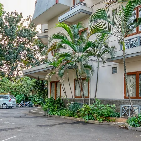 Reddoorz Plus Near Dharmawangsa Square-3