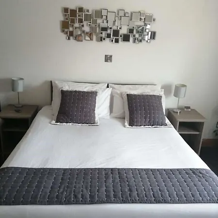 Reveller Bar Lodgings-2