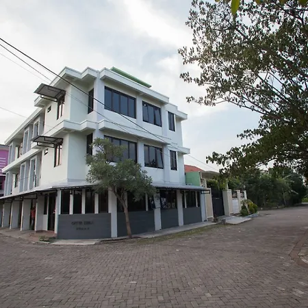 RedDoorz Syariah near DBL Arena 2-3