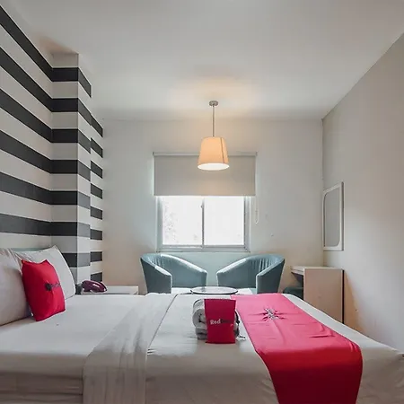 RedDoorz Plus near Mangga Besar Station 2-3