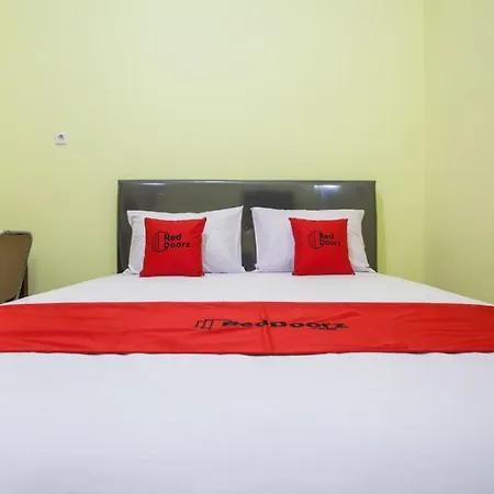 Reddoorz Near Petra University 2-3