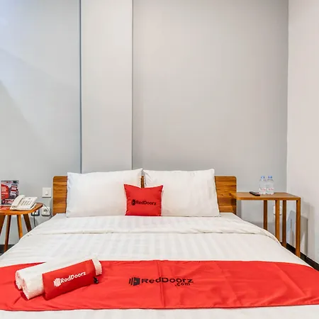 Reddoorz Plus Near Taman Ismail Marzuki-2