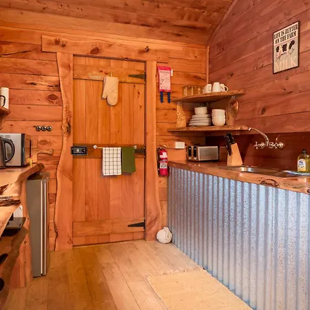 Rustic Hut Bush Retreat-3