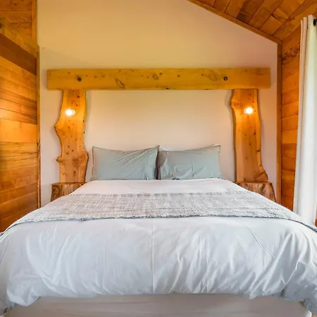 Rustic Hut Bush Retreat-3