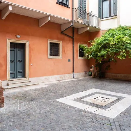 Sweethome Domus 250Mq Nel Centro Di Verona Con Vista Sul Teatro Romano-3