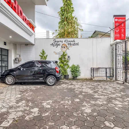 RedDoorz Hostel near Stadion Mandala Krida Yogya-3