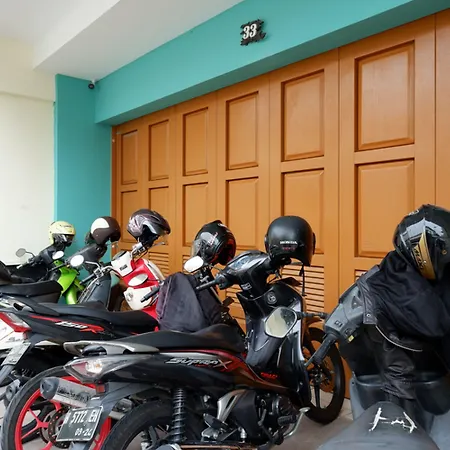 RedDoorz Hostel near Kota Lama Semarang-3