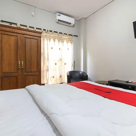 Reddoorz Near Solo Balapan Station 2-2