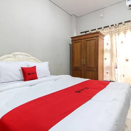 Reddoorz Near Solo Balapan Station 2-2