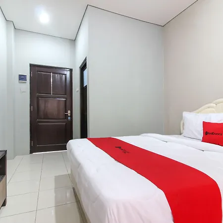 Reddoorz Near Solo Balapan Station 2-3