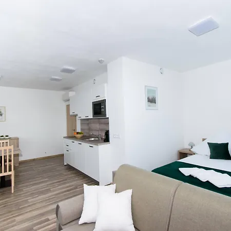 Solid Gold Garni Hotel-3