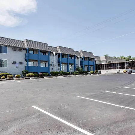Days Inn & Suites By Wyndham Spokane-2