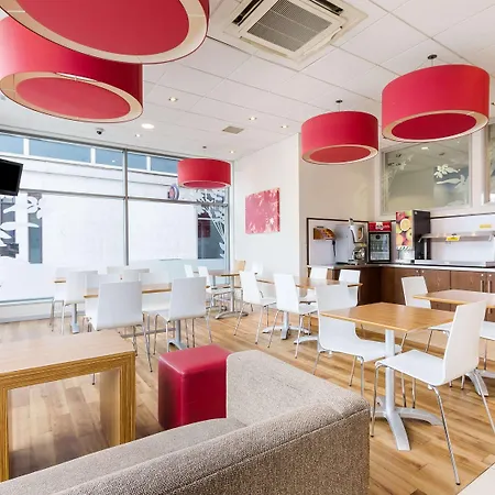Travelodge Farnborough Central-2