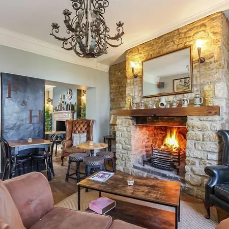 The Fox And Hounds-3