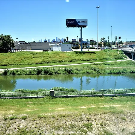 Days Inn & Suites By Wyndham Downtown/University Of Houston-2