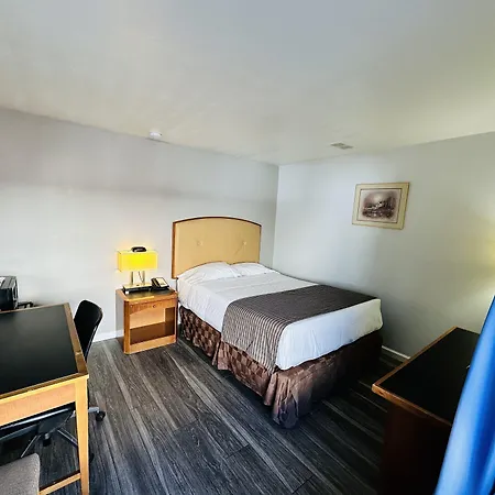 Travel Inn & Suites-2