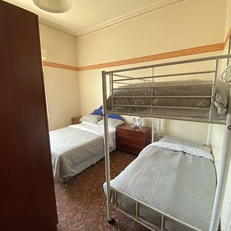 Friends Hotel-2