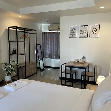 Ivory House Sriracha-2