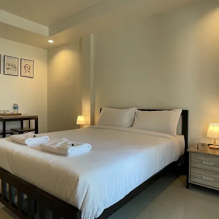 Ivory House Sriracha-3
