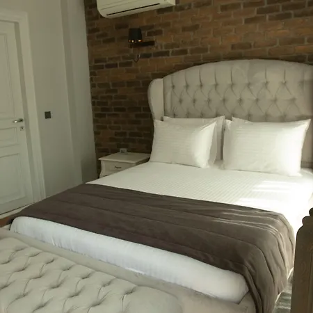 Louis Rooms-3