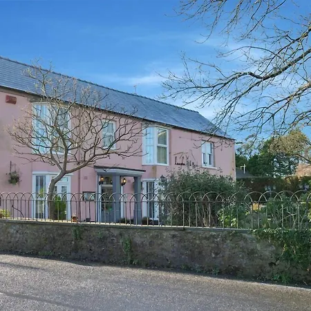 Oyo Lamphey Hall-2