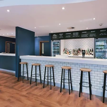 Travelodge Swansea Central-3
