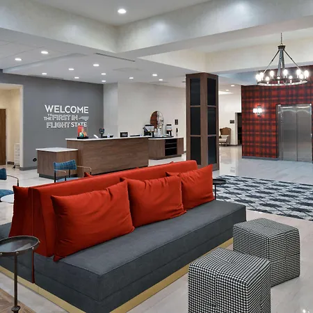 Hampton Inn And Suites Greensboro Downtown-3