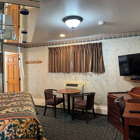 Royal Motel-3