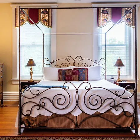 Dupont Mansion Bed & Breakfast-3