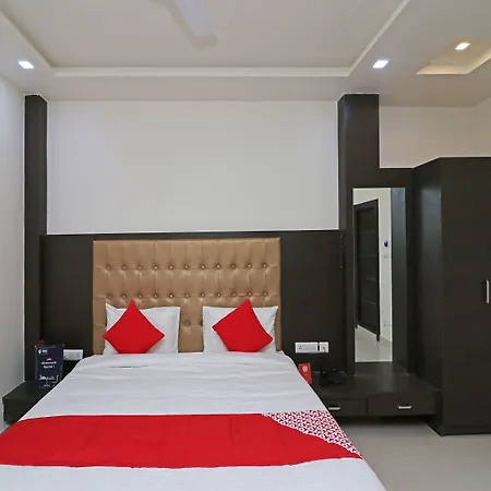 Oyo 22979 Saffron Hotel-3