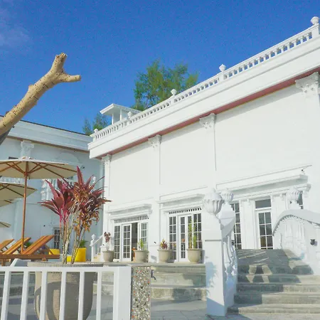 Gili Beachfront Suites-3