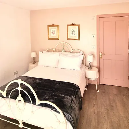 Oak Tree Rooms Ltd-3