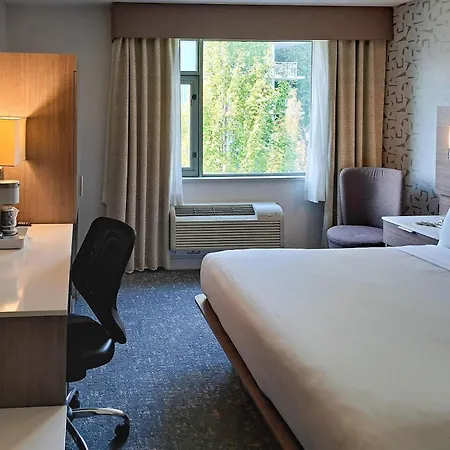 Comfort Hotel Vancouver Airport-3