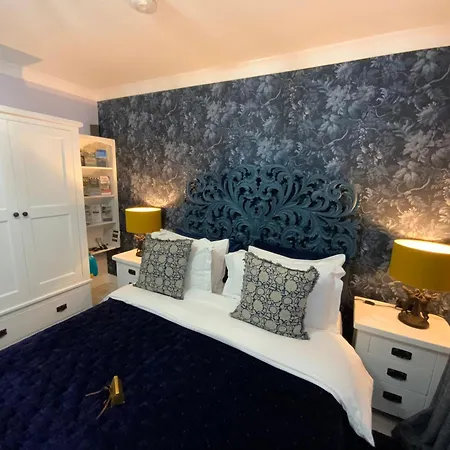 The Knightwood Oak: Luxury King Suite with Private Entrance in Lymington-3