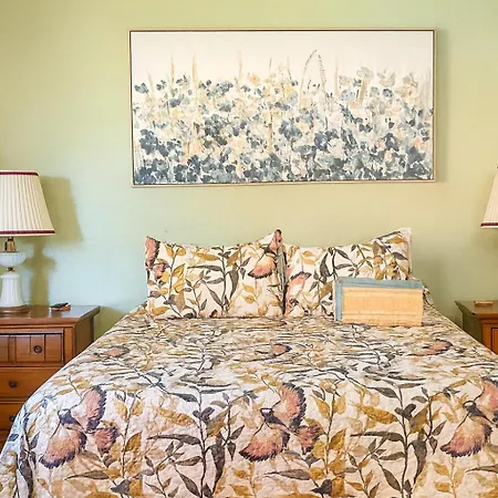 Meadow Harvest Suite With Tv And Private Bathroom-3