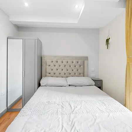 Ensuite Double Godino Hotel By Ilford Station-3