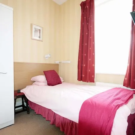 Oyo Marine Parade Hotel, Eastbourne Pier-3