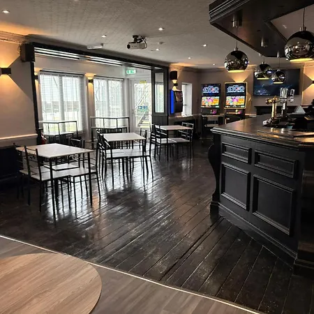 Royal Hotel, Bar & Grill-3