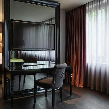 Roomers Frankfurt Central, Autograph Collection-3