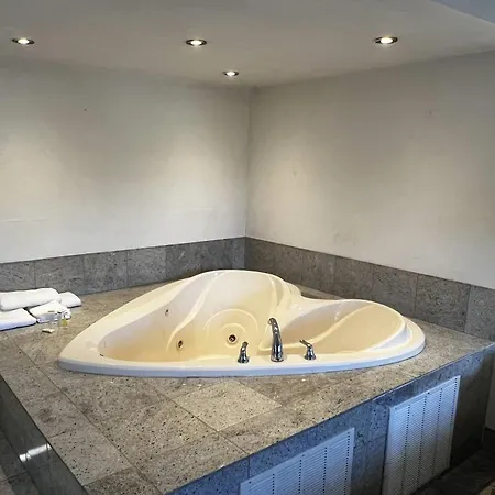 Traveiodge By Wyndham Parsippany-2