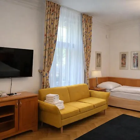Residence Dykova - Former Pension Jana, Domov Mladeze-2