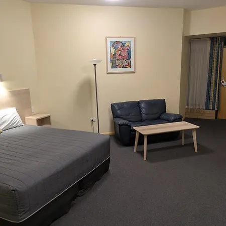 Mayfair Plaza Motel And Apartments-2