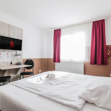 Hotel Cafe Galerie I Hannover-Garbsen I Free Parking-3