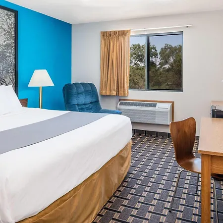 Super 8 By Wyndham Lincoln West-3