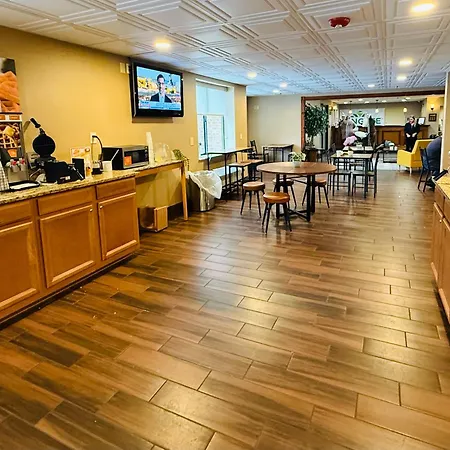 Wingate By Wyndham Utica-3