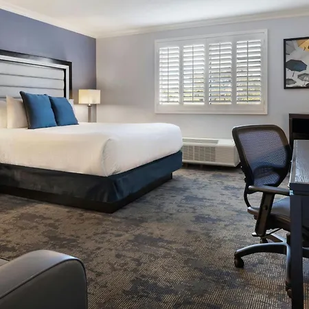 City Express By Marriott Manhattan Beach-3