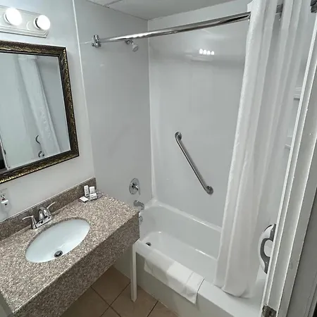 Super 8 By Wyndham Pembroke-3